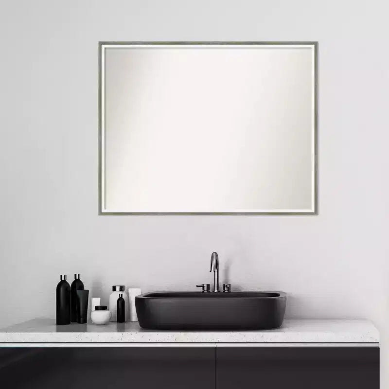 Miroir mural de salle de bain Lucie Wood sans biseau argenté de 29 po x 23 po : Rectangulaire moderne, quincaillerie de montage incluse