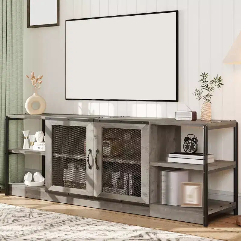Meuble TV moderne pour téléviseurs jusqu'à 75 pouces, meuble de divertissement avec portes en maille et 4 étagères ouvertes, console TV multimédia en bois, gris 160 cm