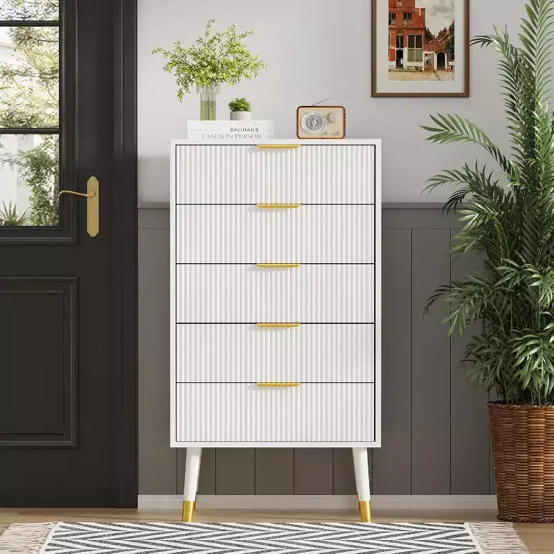 Commode cannelée à 5 tiroirs - Meuble de rangement moderne à accents dorés pour chambre et salon