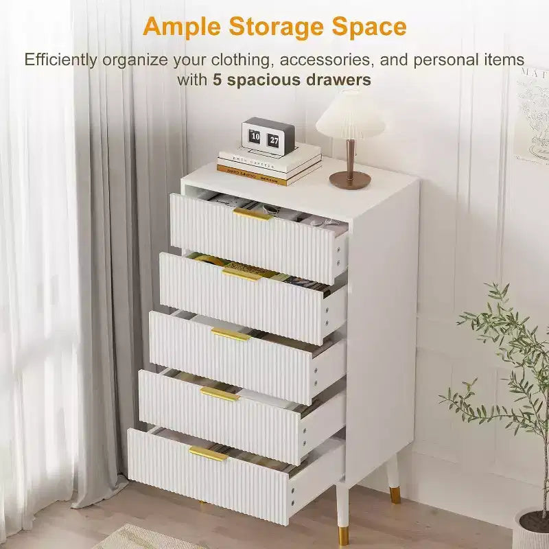 Commode cannelée à 5 tiroirs - Meuble de rangement moderne à accents dorés pour chambre et salon