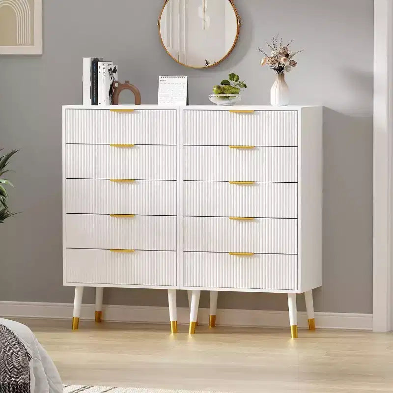 Commode cannelée à 5 tiroirs - Meuble de rangement moderne à accents dorés pour chambre et salon