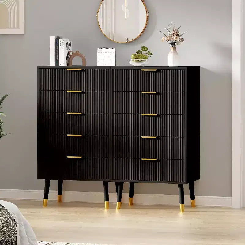 Commode cannelée à 5 tiroirs - Meuble de rangement moderne à accents dorés pour chambre et salon