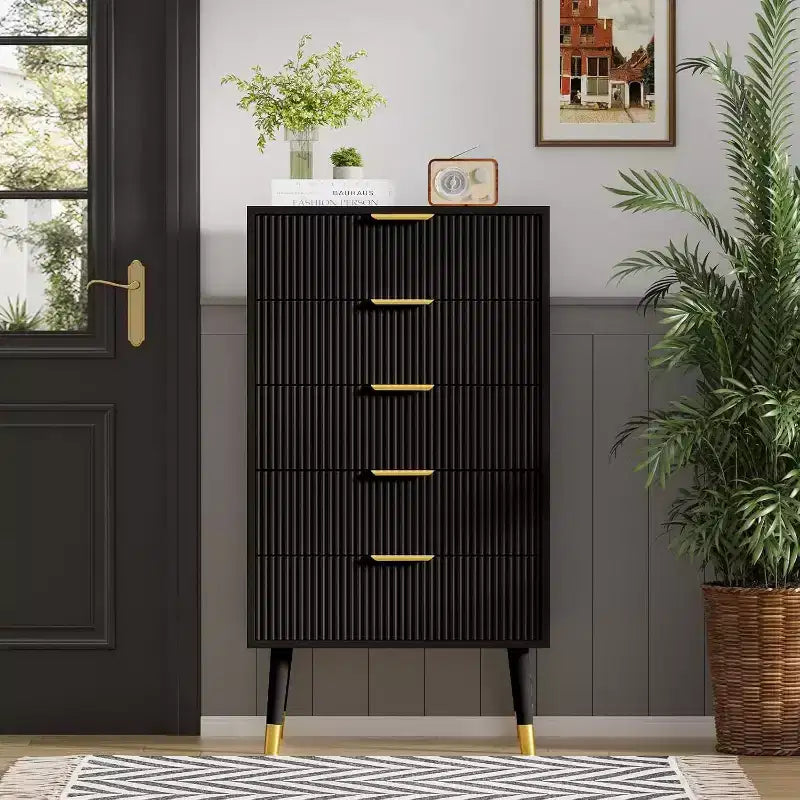 Commode cannelée à 5 tiroirs - Meuble de rangement moderne à accents dorés pour chambre et salon