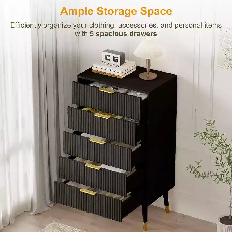 Commode cannelée à 5 tiroirs - Meuble de rangement moderne à accents dorés pour chambre et salon