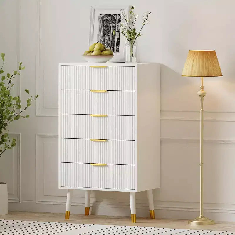 Commode cannelée à 5 tiroirs - Meuble de rangement moderne à accents dorés pour chambre et salon