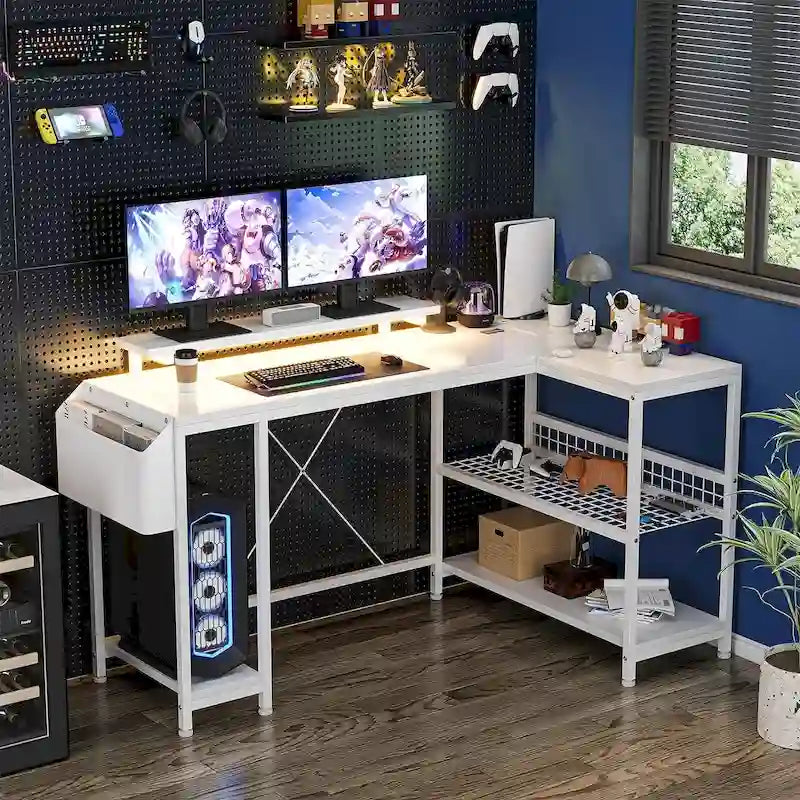 Petit bureau de gaming avec prises électriques