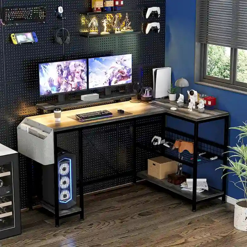 Petit bureau de gaming avec prises électriques