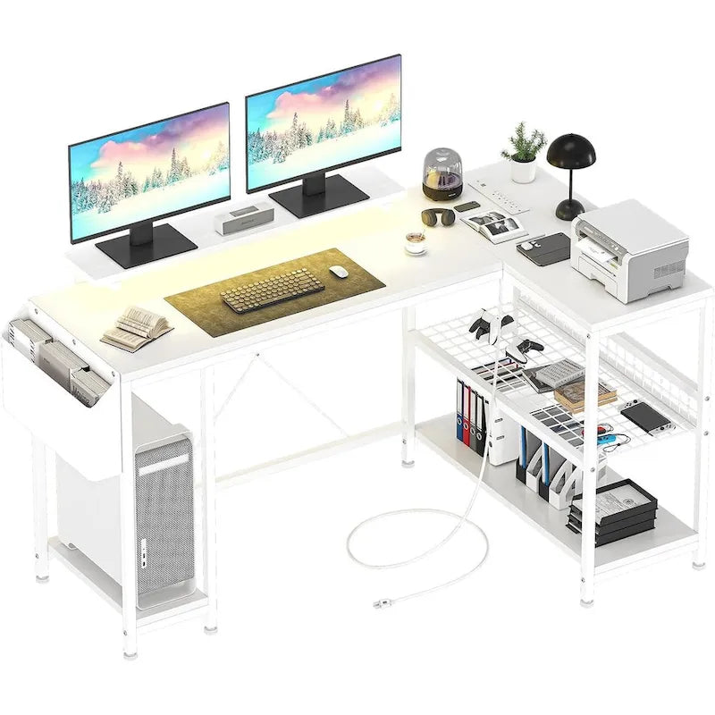 Petit bureau de gaming avec prises électriques