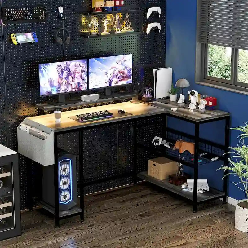 Petit bureau de gaming avec prises électriques