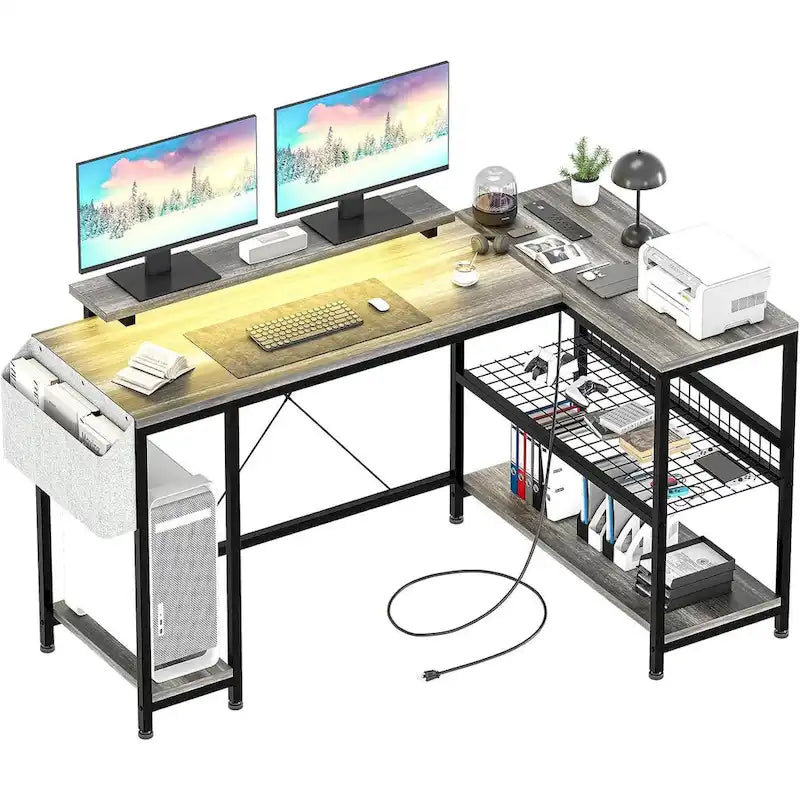 Petit bureau de gaming avec prises électriques