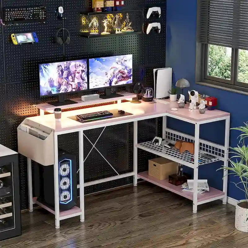 Petit bureau de gaming avec prises électriques