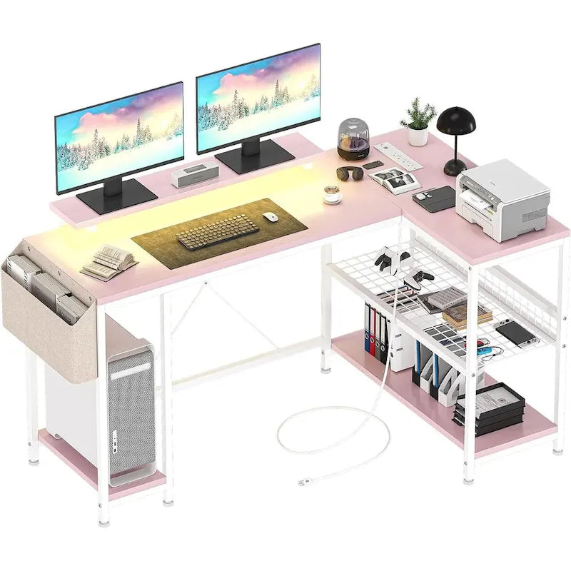 Petit bureau de gaming avec prises électriques
