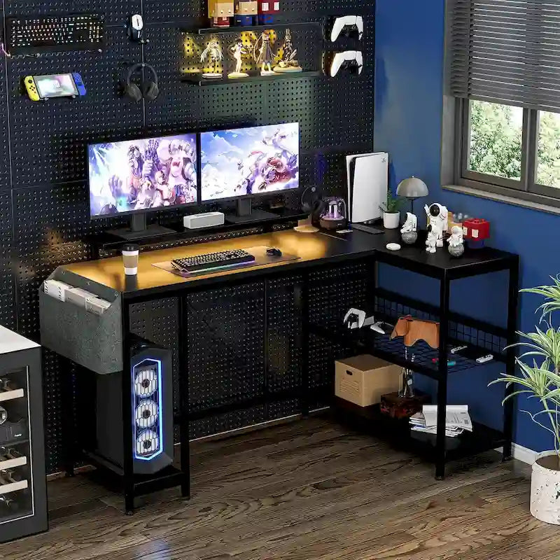 Petit bureau de gaming avec prises électriques