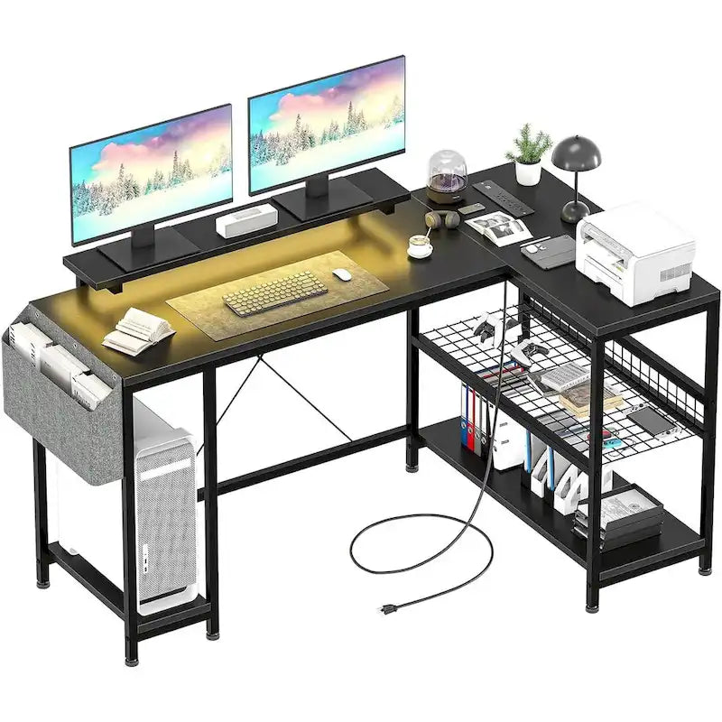 Petit bureau de gaming avec prises électriques