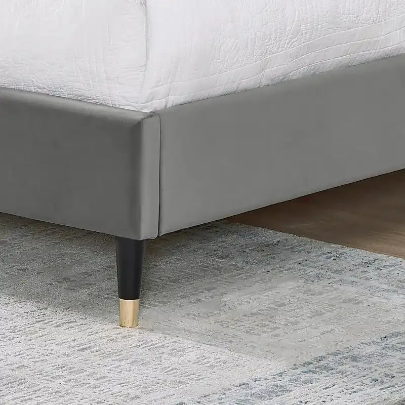 Lit plateforme gris king size de style moderne avec tête de lit en velours à dossier capitonné pour chambre à coucher