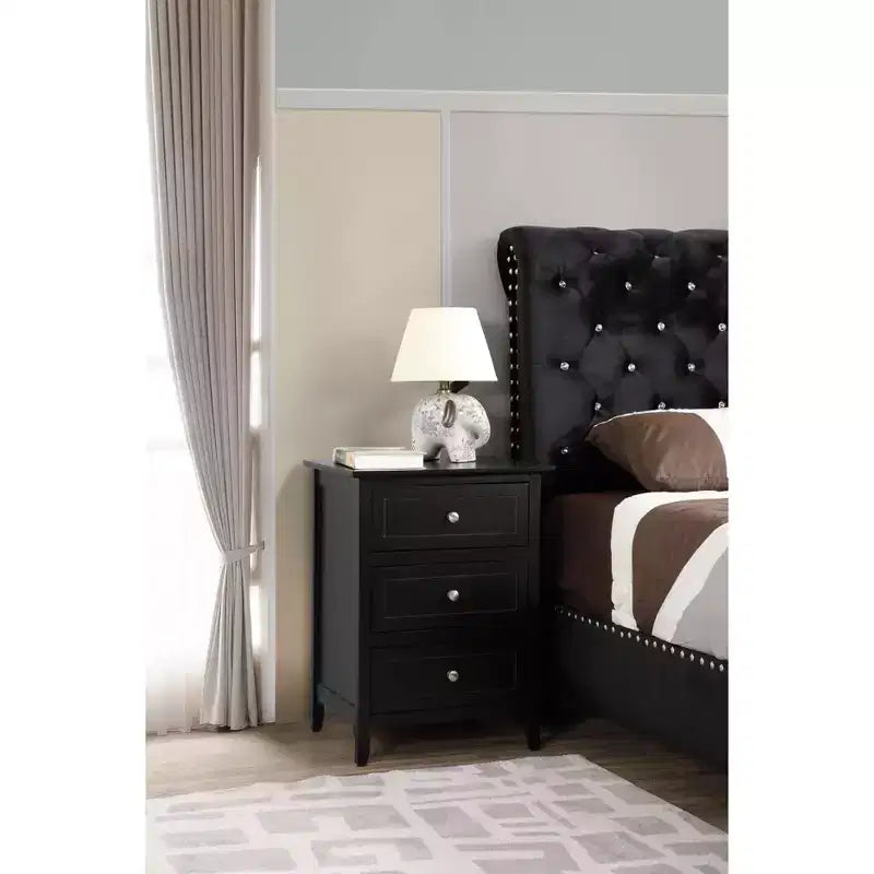 Table de chevet Daniel à 3 tiroirs (63,5 cm H x 48,26 cm L x 38,1 cm P)