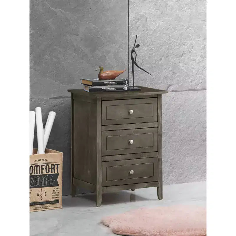 Table de chevet Daniel à 3 tiroirs (63,5 cm H x 48,26 cm L x 38,1 cm P)