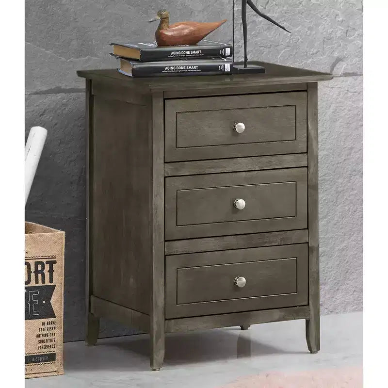 Table de chevet Daniel à 3 tiroirs (63,5 cm H x 48,26 cm L x 38,1 cm P)