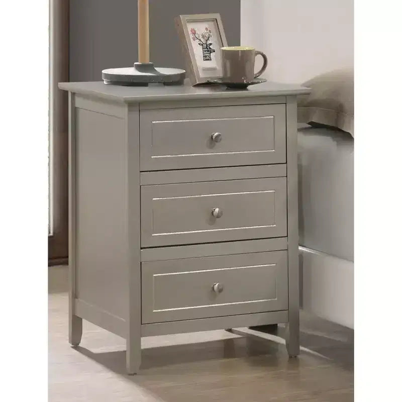 Table de chevet Daniel à 3 tiroirs (63,5 cm H x 48,26 cm L x 38,1 cm P)