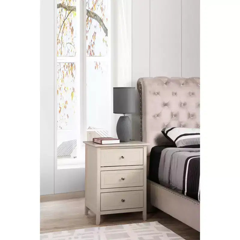 Table de chevet Daniel à 3 tiroirs (63,5 cm H x 48,26 cm L x 38,1 cm P)