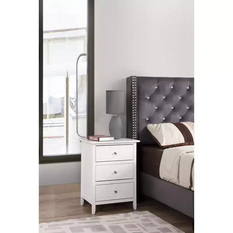 Table de chevet Daniel à 3 tiroirs (63,5 cm H x 48,26 cm L x 38,1 cm P)