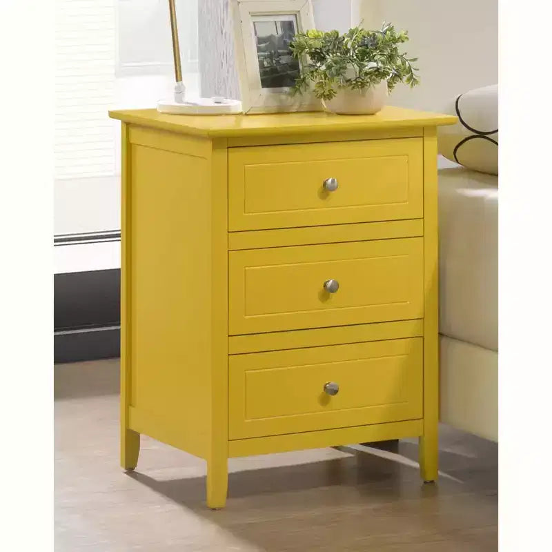 Table de chevet Daniel à 3 tiroirs (63,5 cm H x 48,26 cm L x 38,1 cm P)