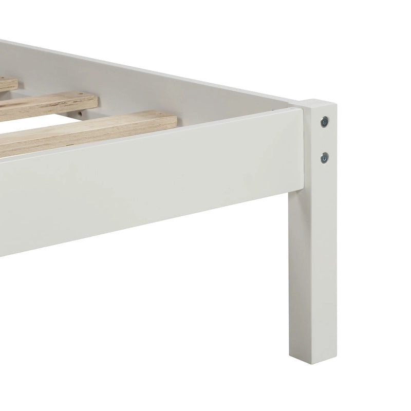 Cadre de lit plateforme parfaitement simple avec sommier à lattes en bois et tête de lit intégrée, fabriqué en pin
