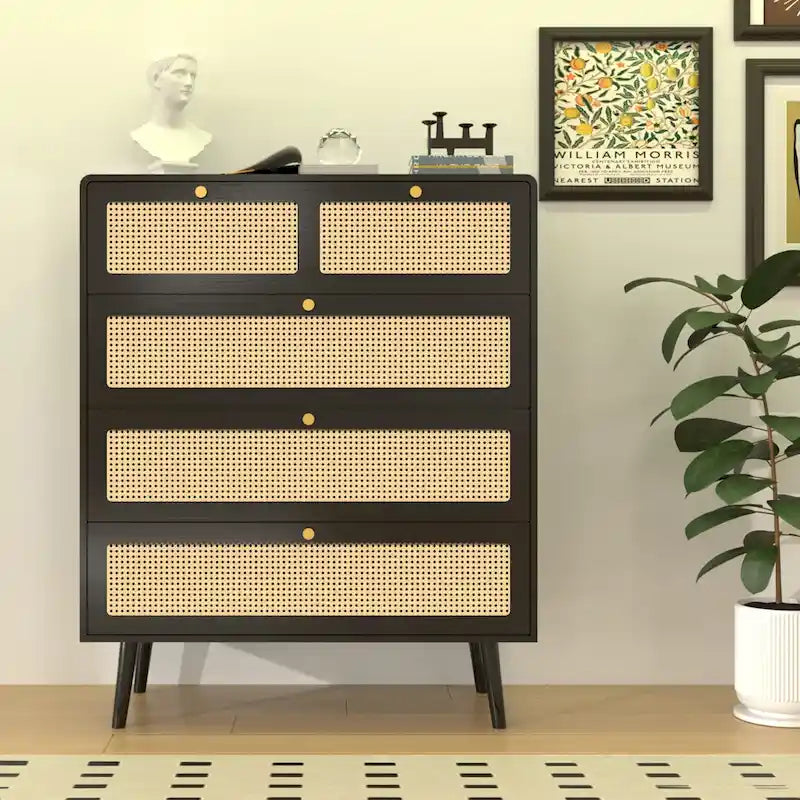 Commode moderne à 4 tiroirs en rotin avec poignées métalliques