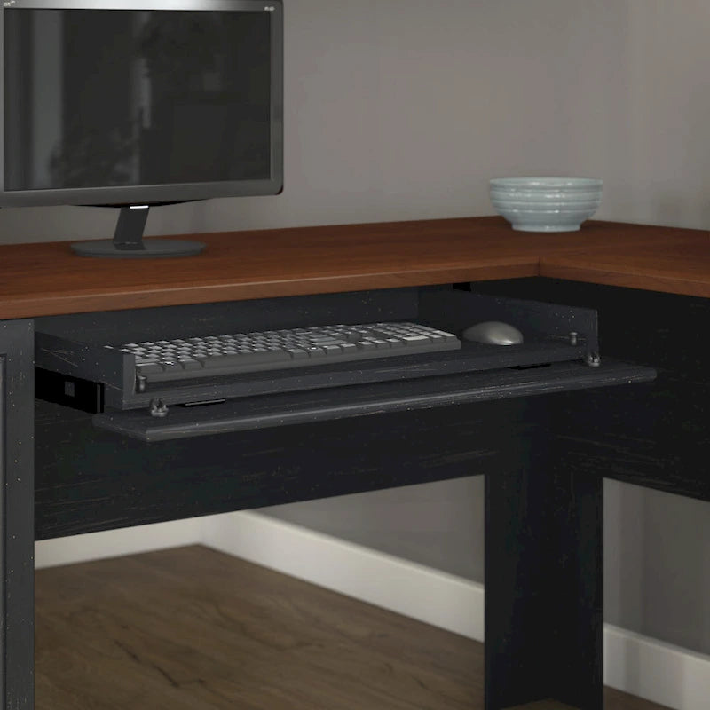 Bureau 60W Fairview avec huche et ensemble de rangement par Bush Furniture