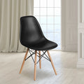 Chaise en plastique avec pieds en bois