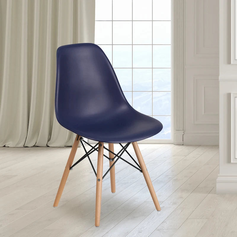 Chaise en plastique avec pieds en bois