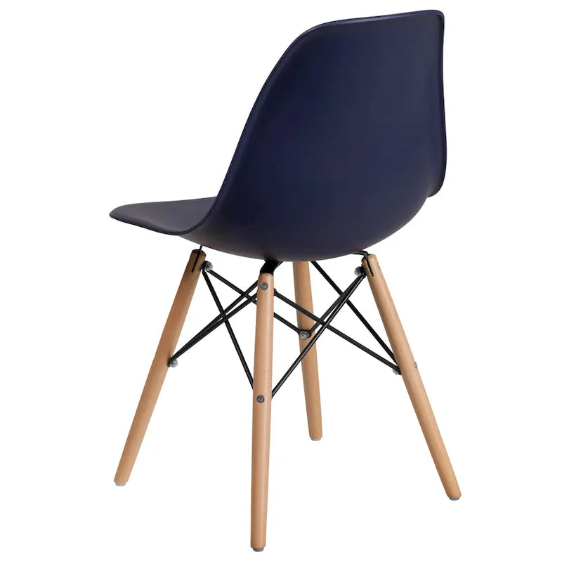 Chaise en plastique avec pieds en bois