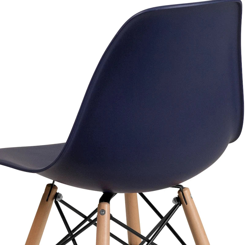 Chaise en plastique avec pieds en bois