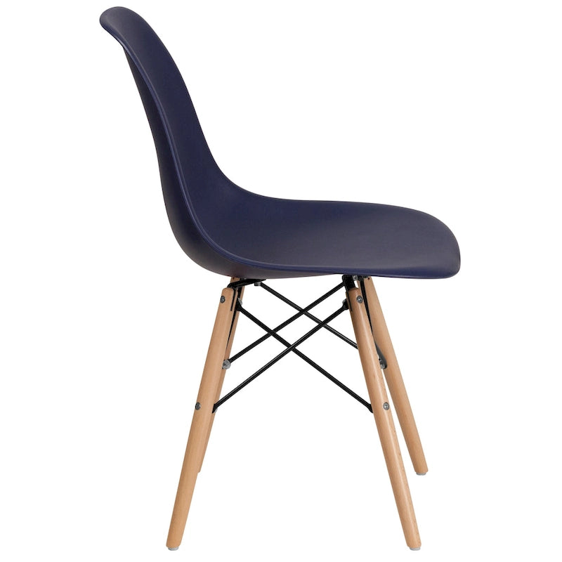 Chaise en plastique avec pieds en bois
