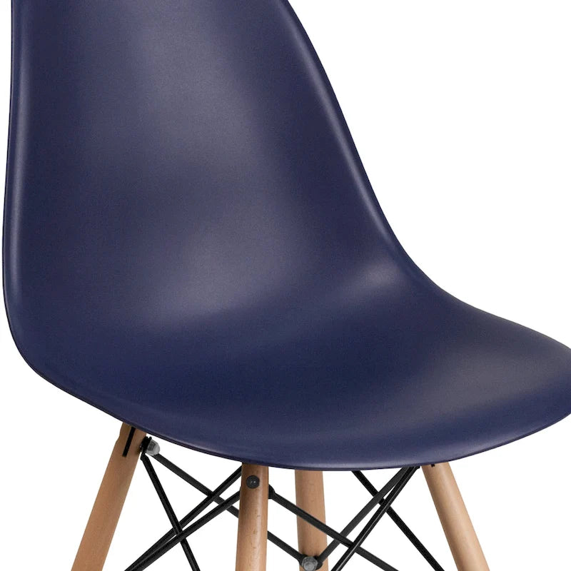 Chaise en plastique avec pieds en bois
