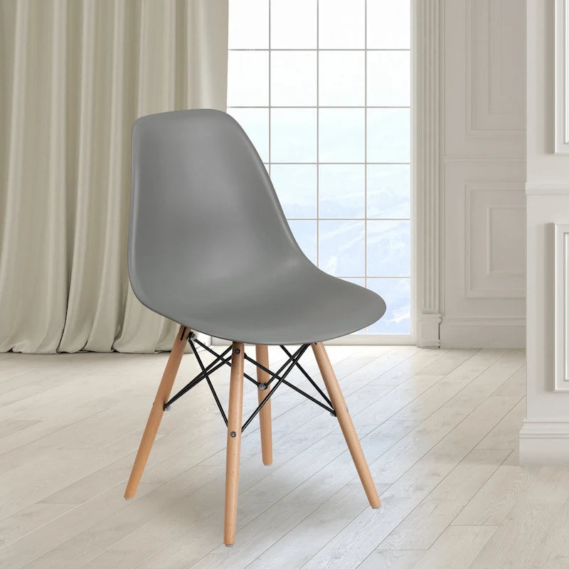 Chaise en plastique avec pieds en bois