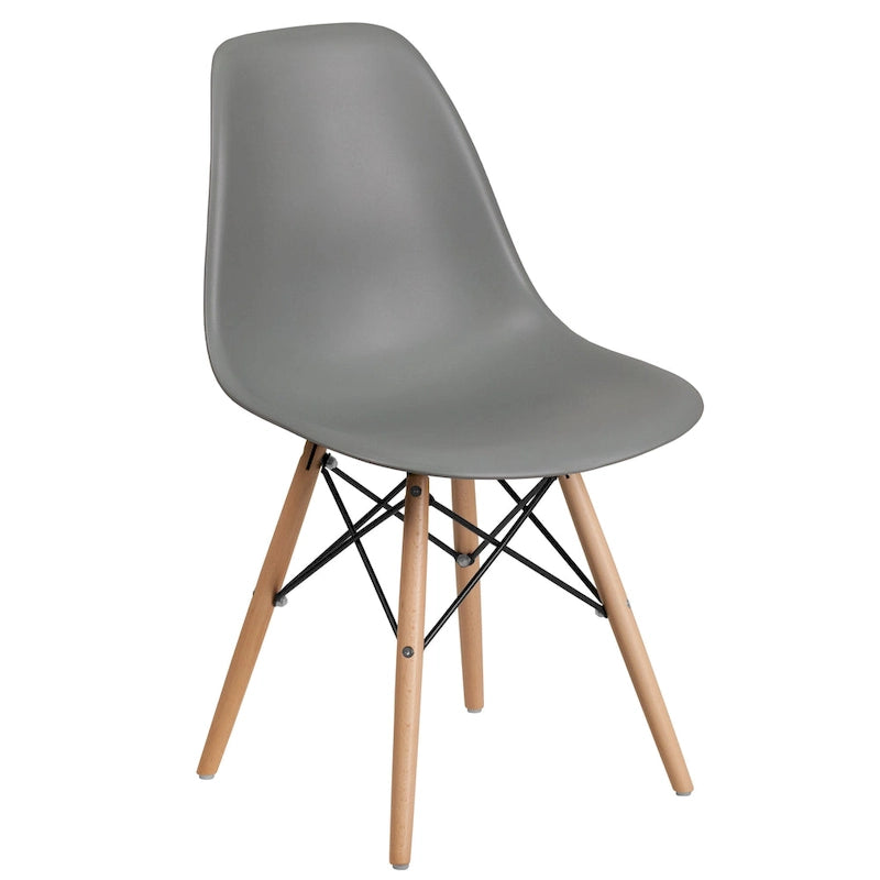 Chaise en plastique avec pieds en bois