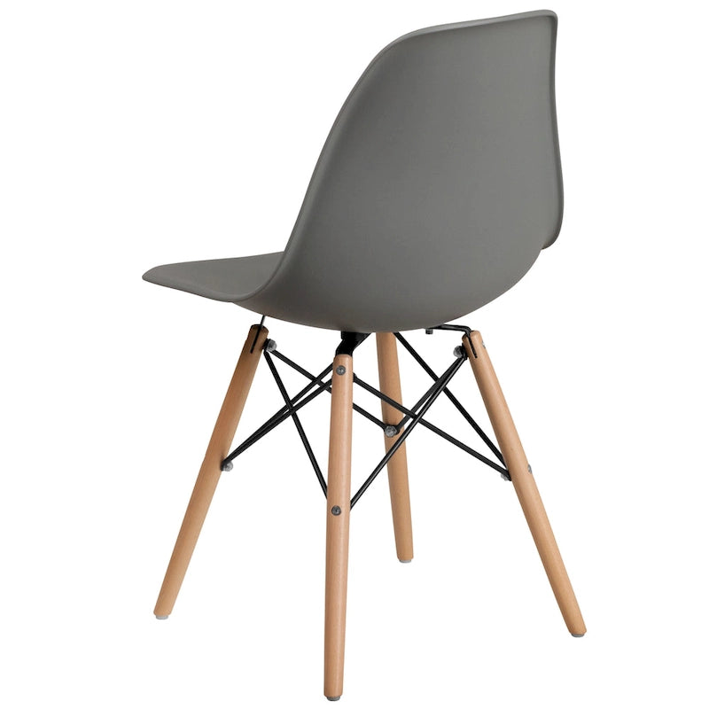 Chaise en plastique avec pieds en bois