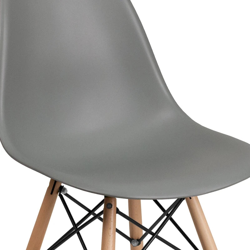 Chaise en plastique avec pieds en bois