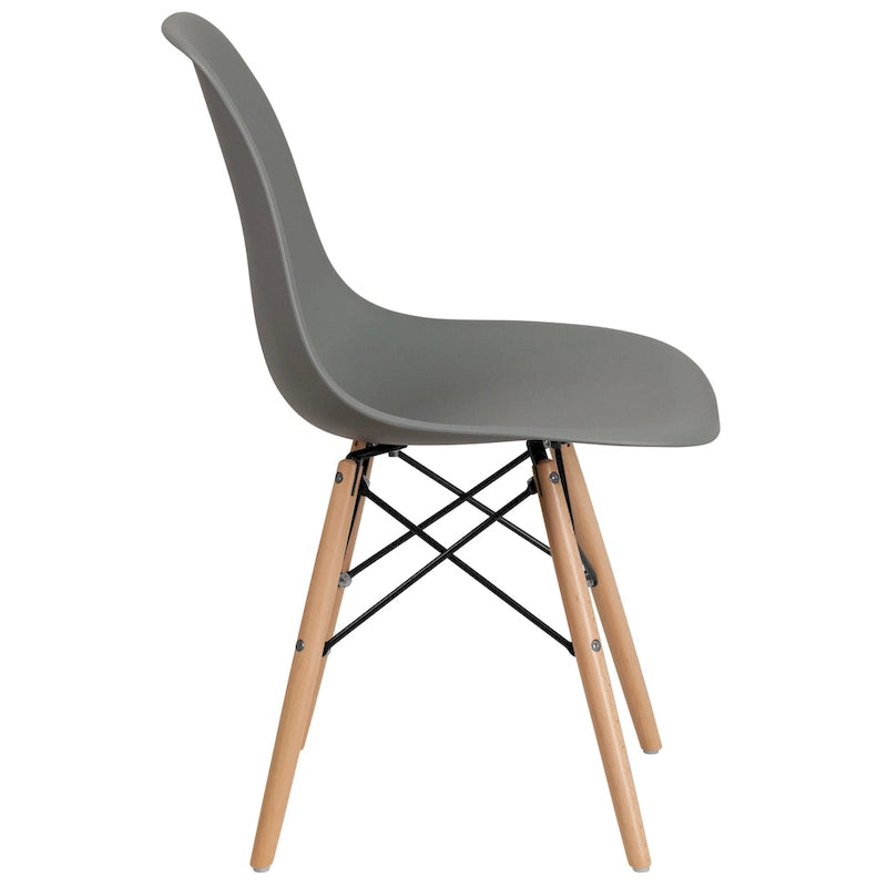 Chaise en plastique avec pieds en bois