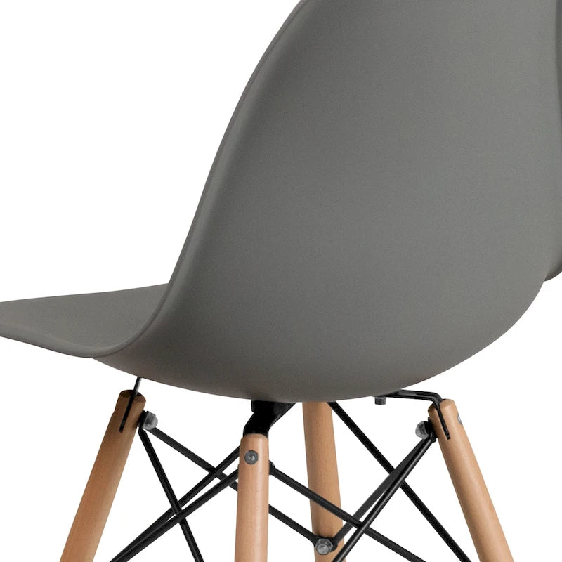 Chaise en plastique avec pieds en bois