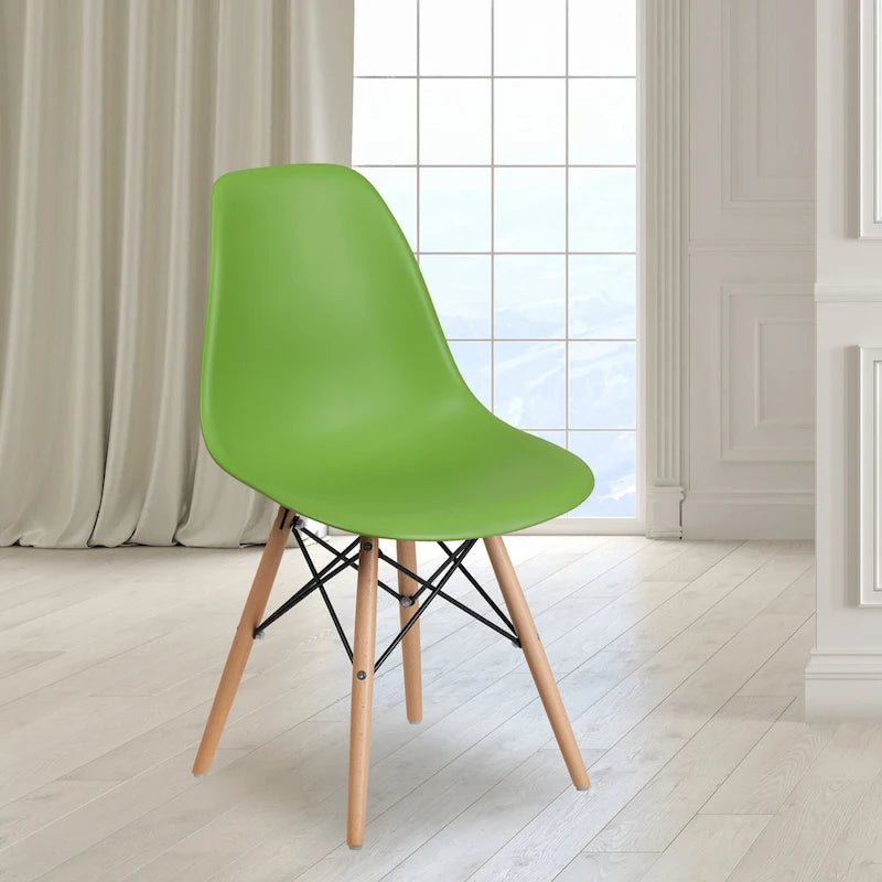 Chaise en plastique avec pieds en bois