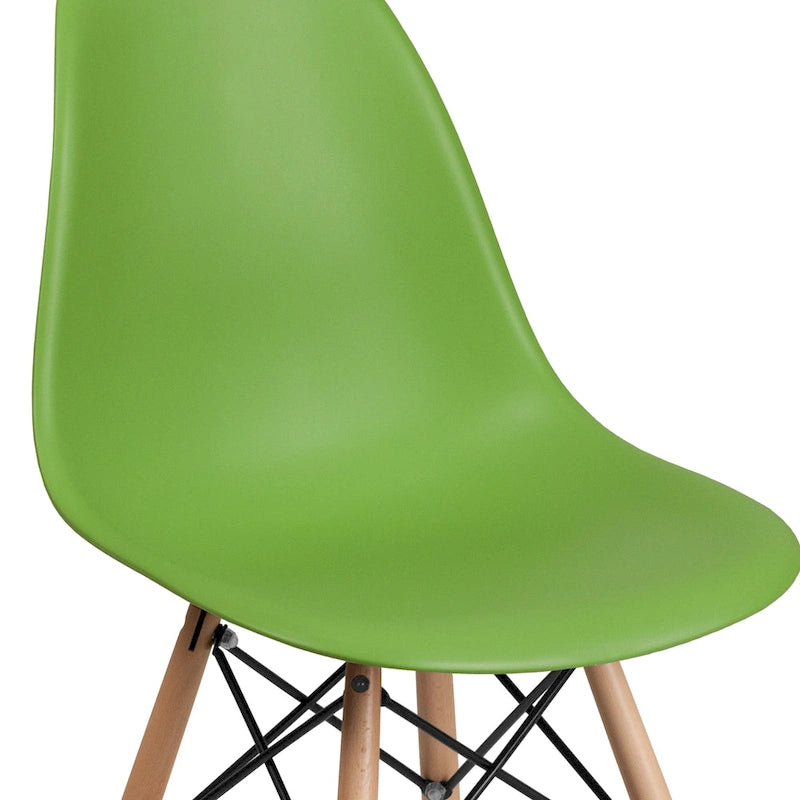 Chaise en plastique avec pieds en bois