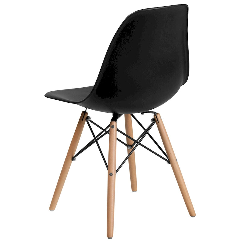 Chaise en plastique avec pieds en bois