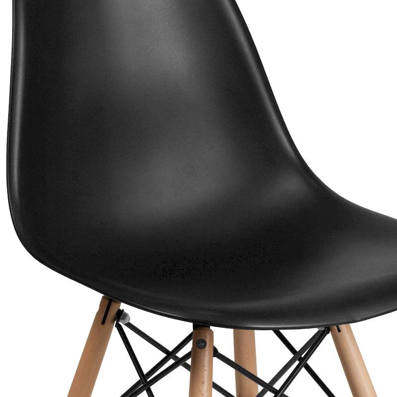 Chaise en plastique avec pieds en bois