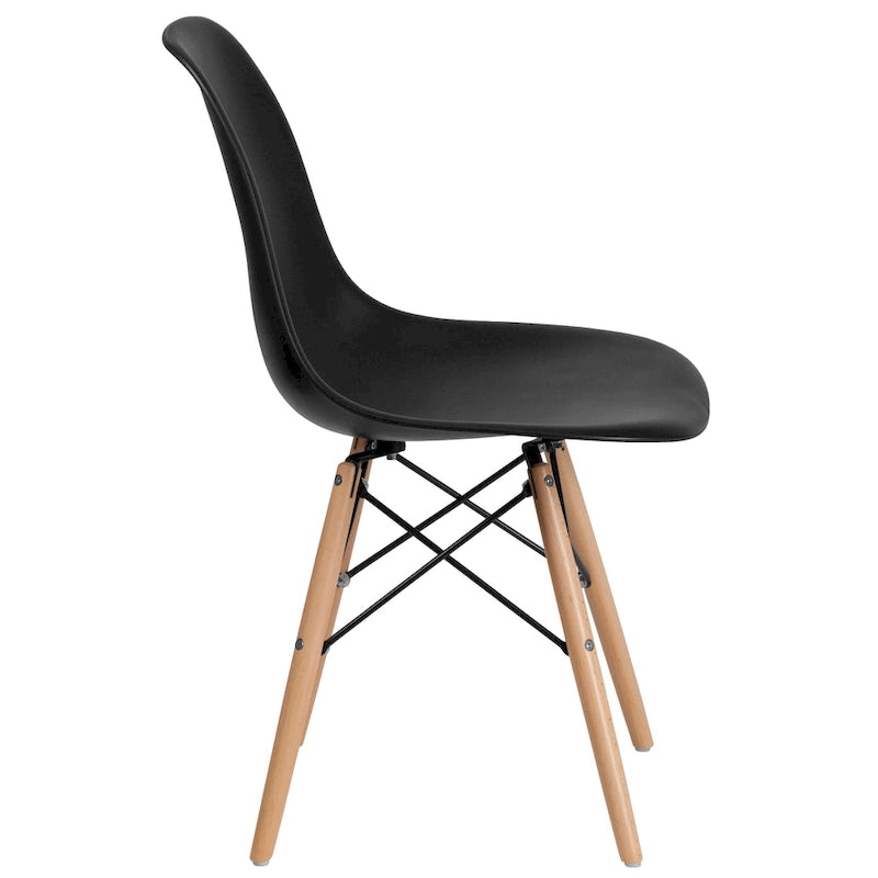 Chaise en plastique avec pieds en bois