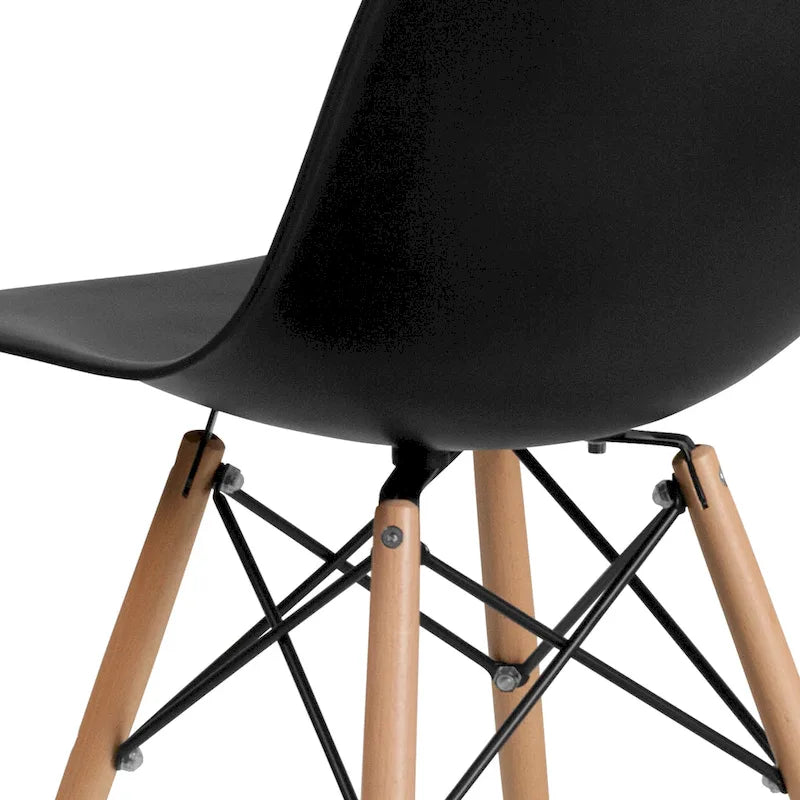 Chaise en plastique avec pieds en bois