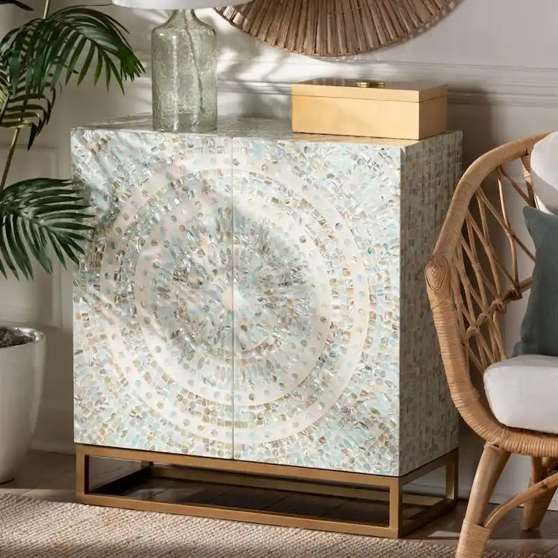 Meuble de rangement Quintus en nacre multicolore et métal doré d'inspiration bohème moderne