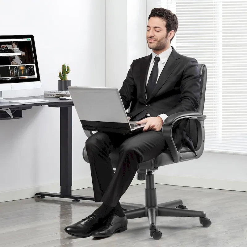 Chaise de bureau avec accoudoirs rembourrés, en cuir PU, pour la maison ou le bureau