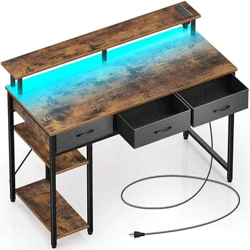 Bureau d'ordinateur avec prise intégrée